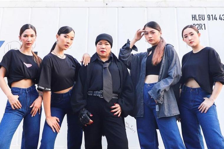 11 Potret Oma Gala Saat Jadi Model MV Omafia, Tampil Bad Ass!