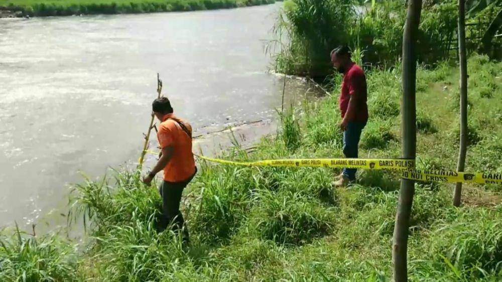 Polisi saat melakukan penelusuran di sekitar lokasi temuan. IDN Times/ istimewa