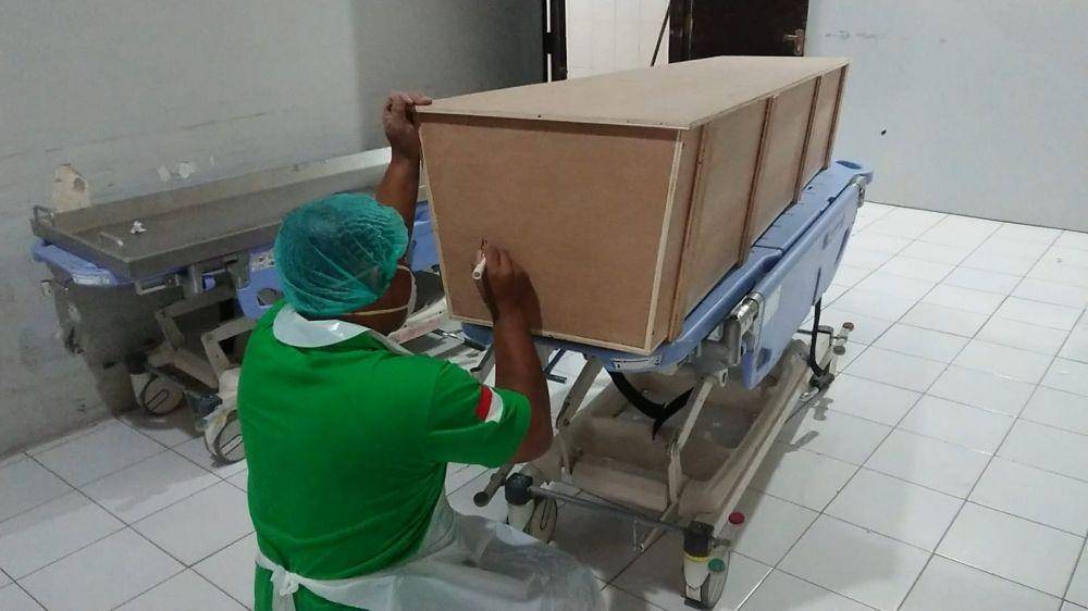 Jenazah korban usai menjalani otopsi. IDN Times/ Bramanta Pamungas