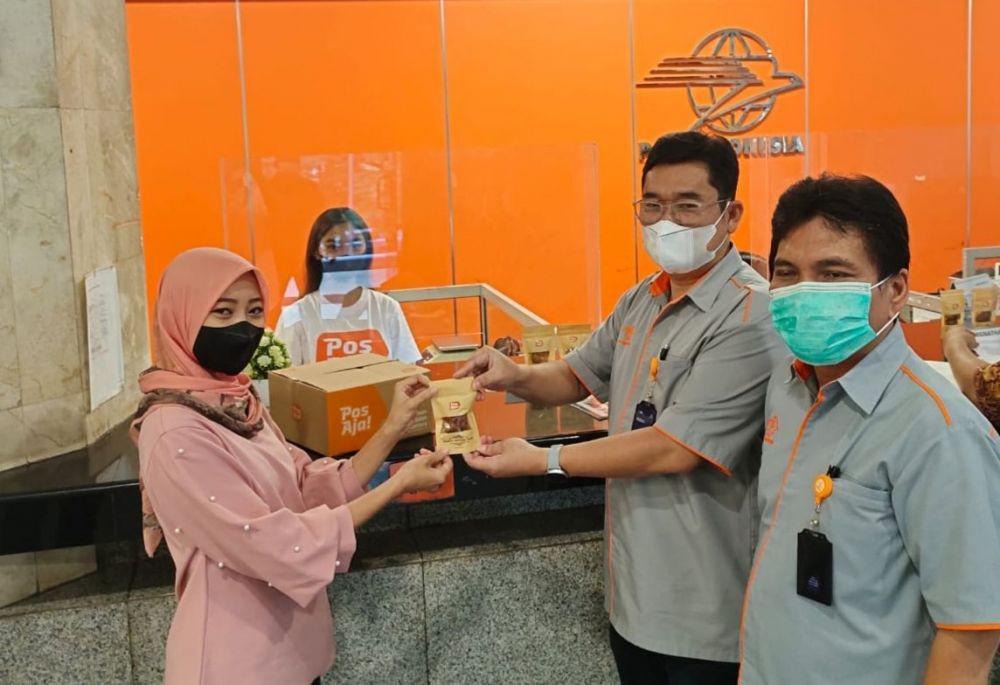 Berbagi Kebahagiaan di Ramadan, Kirim Paket Lewat Pos Dapat Kurma