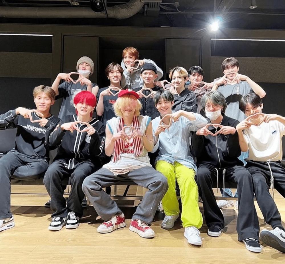 Surprise! TREASURE Kaget Mendadak Didatangi G-Dragon Sunbaenim