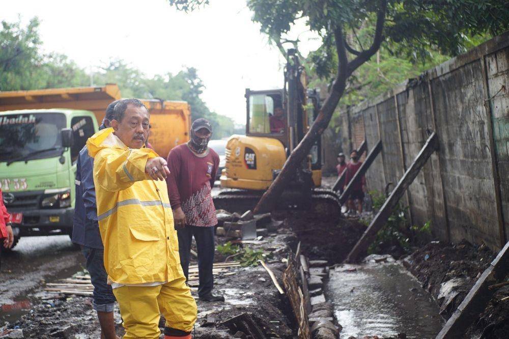 Wakil Wali Kota Surabaya, Armuji saat mengecek normalisasi saluran air di sepanjang jalan Dupak Surabaya, Rabu (6/4/2022). (dok. Diskominfo Kota Surabaya)