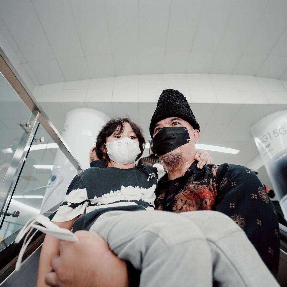 Ahmad Dhani dan buah hati (instagram.com/mulanjameela1)