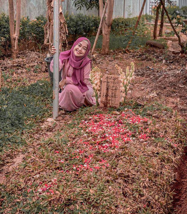 potret Ria Ricis di pusara sang ayah (instagram.com/riaricis1795)