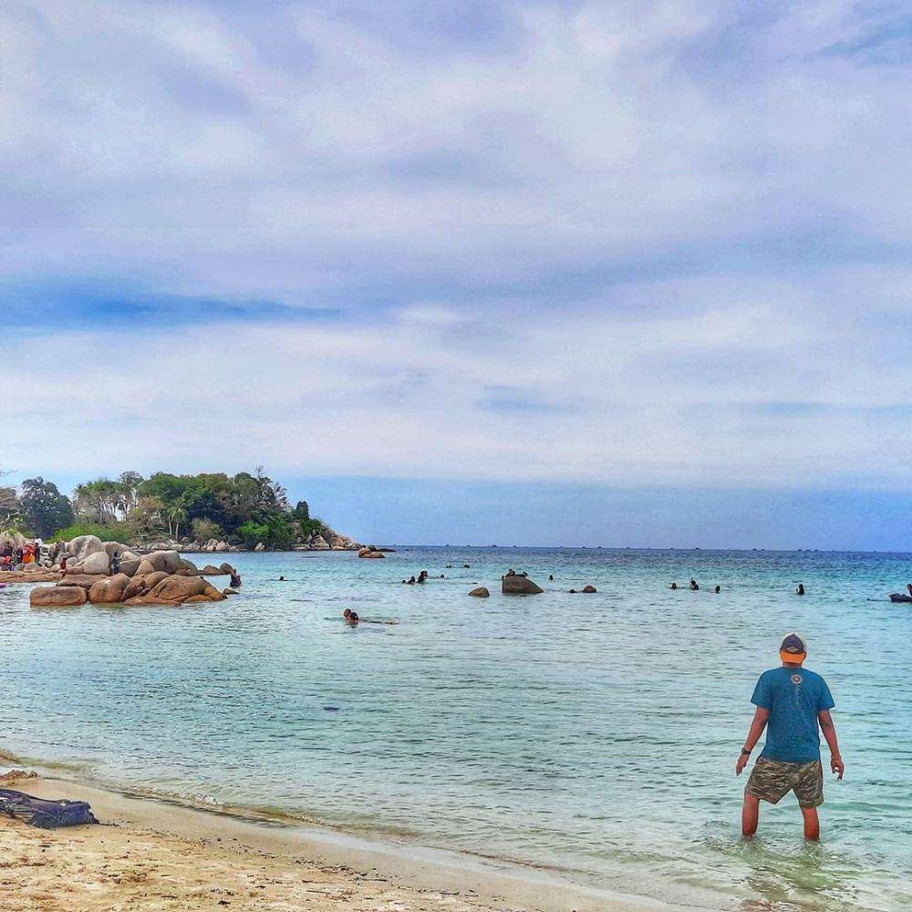 Pemandangan pantai disertai batu-batu besar Pantai Trikora. (instagram.com/ mypreciouslife2019)