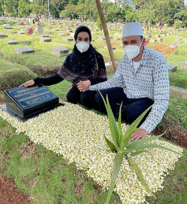 potret Kartika Putri dan suami di pusara sang ibu (instagram.com/kartikaputriworld)