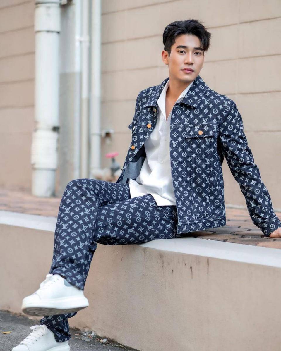 padu padan outer ala Euro Yotsawat (instagram.com/euroyotsawat)