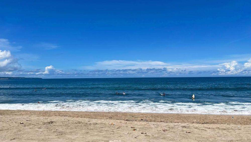 Pasir putih dan laut biru Pantai Kuta. (instagram.com/ michulv)