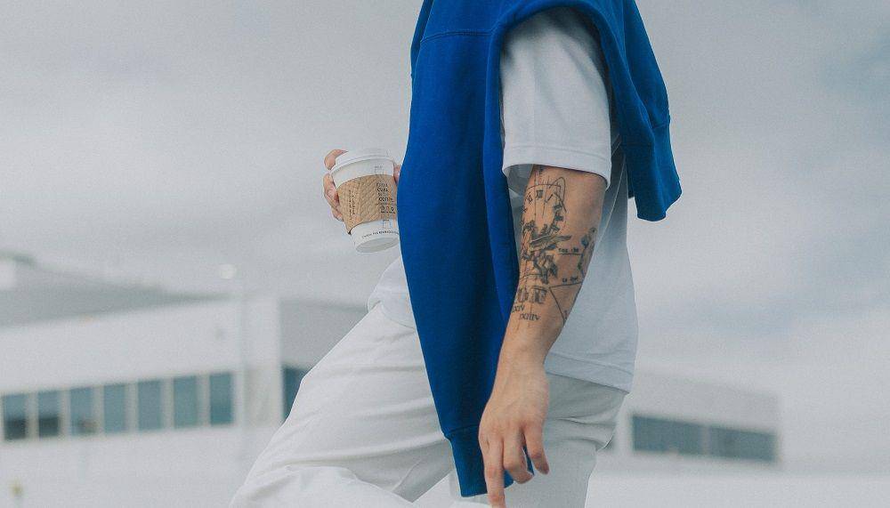 ilustrasi warna biru (unsplash.com/Andre Tan)