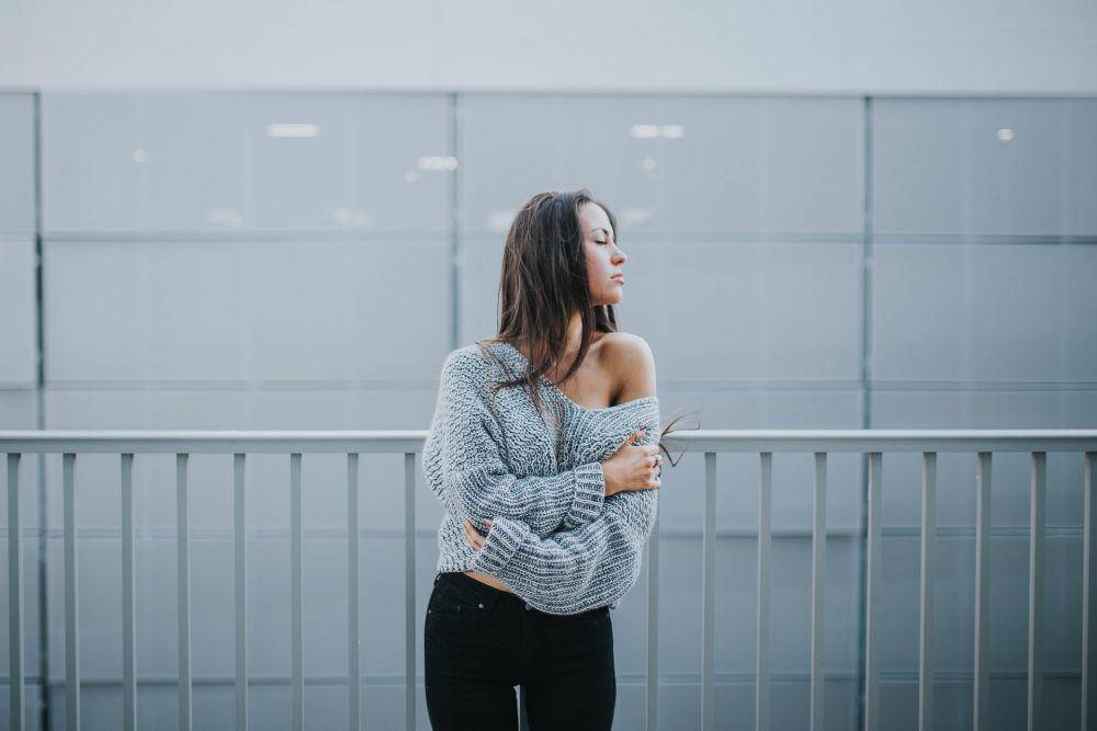 ilustrasi wanita berdiri (unsplash.com/Brooke Cagle)