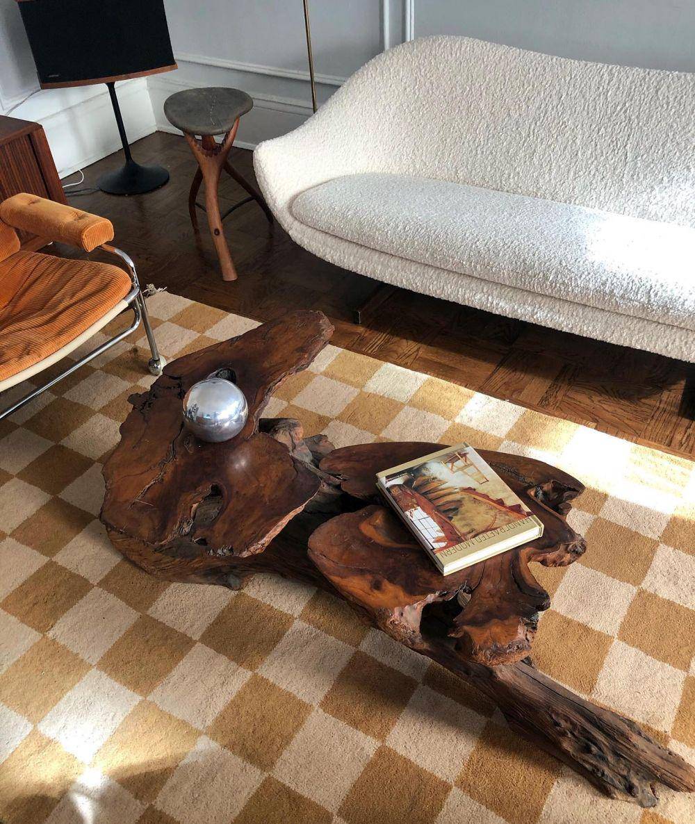 karpet checkerboard bernuansa hangat (instagram.com/carefullypicked)