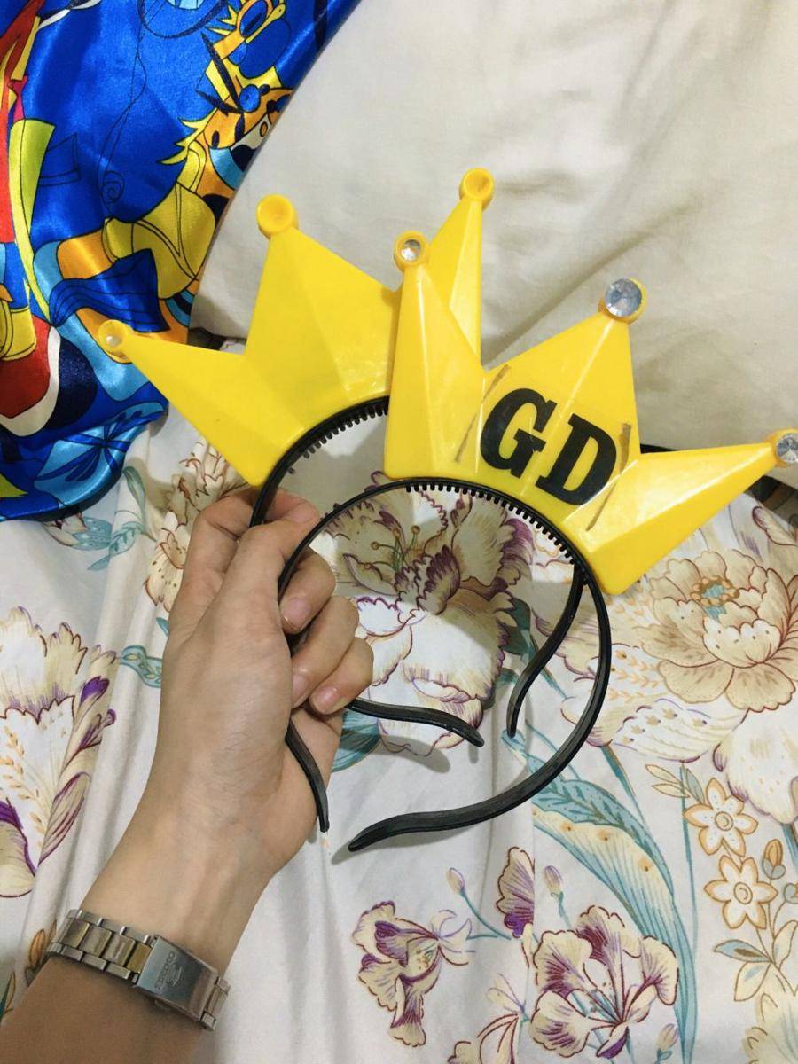 BIGBANG crown headband (twitter.com/alecks_8)