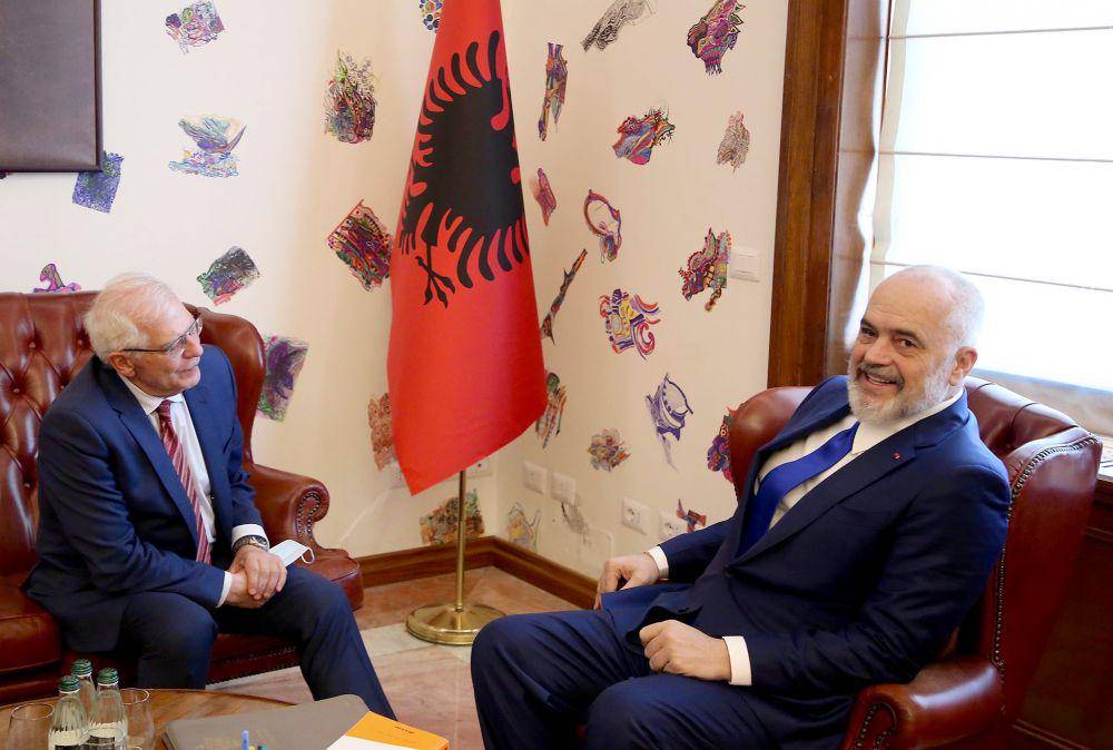 Diplomat Uni Eropa Josep Borrell (kiri) bersama perwakilan Albania (twitter.com/JosepBorrellF)