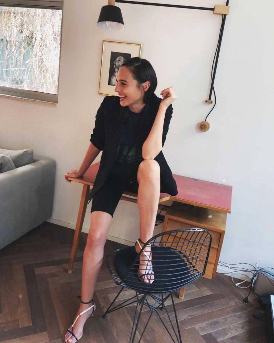 outfit kasual ala Gal Gadot (instagram.com/gal_gadot)