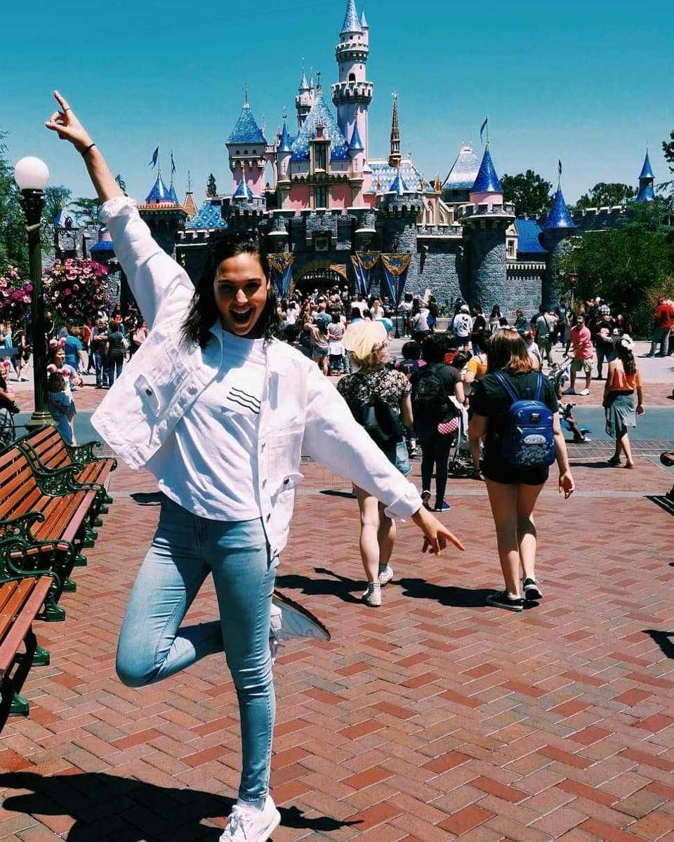 outfit kasual ala Gal Gadot (instagram.com/gal_gadot)