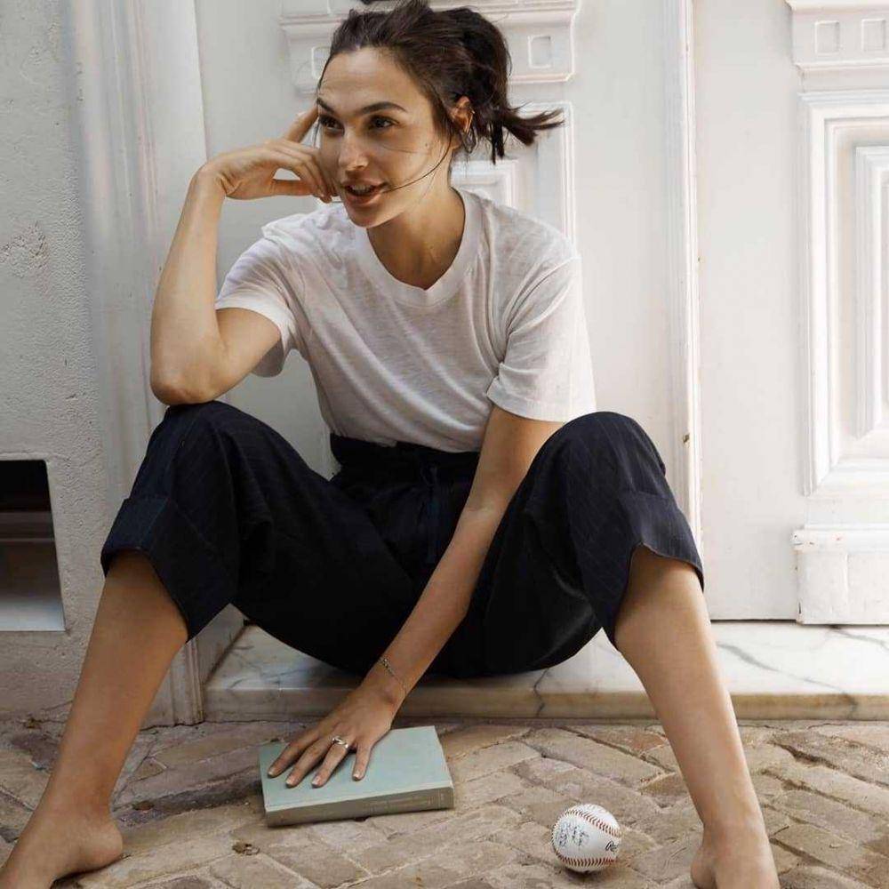 outfit kasual ala Gal Gadot (instagram.com/gal_gadot)