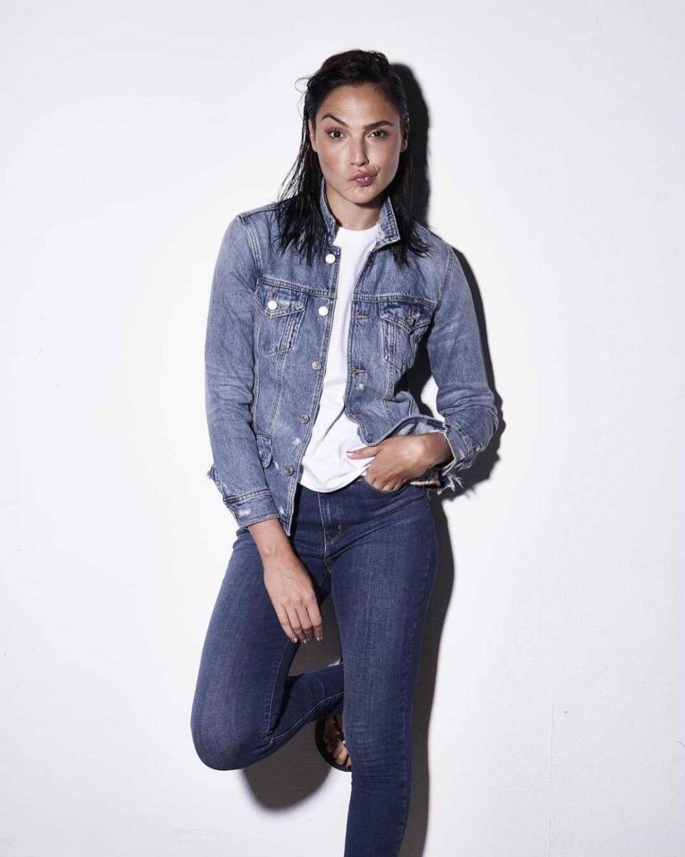 outfit kasual ala Gal Gadot (instagram.com/gal_gadot)