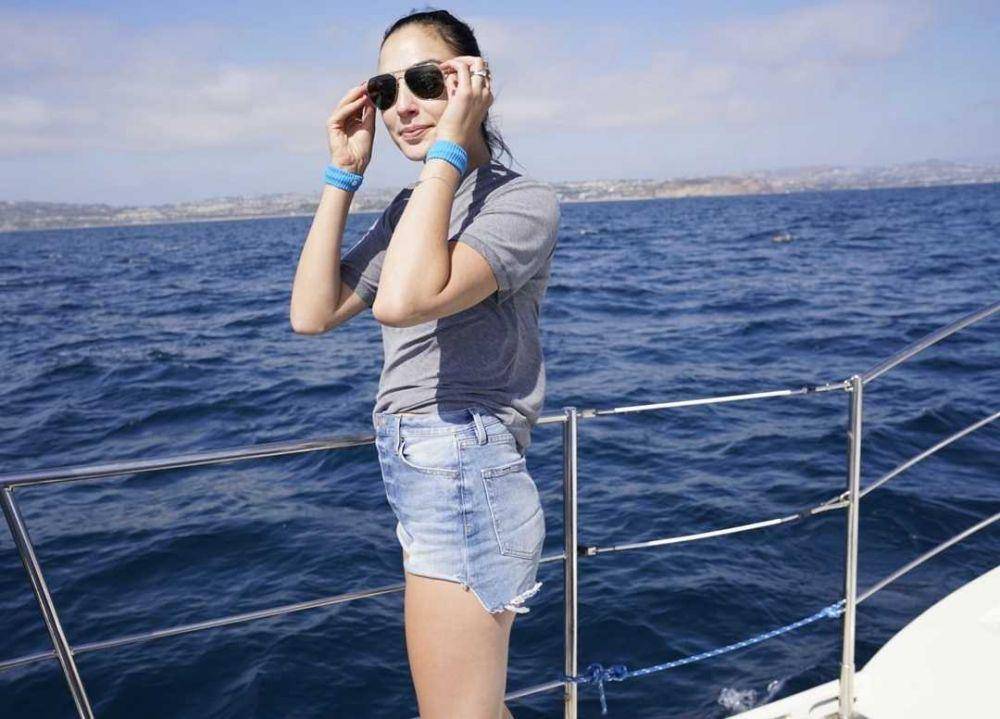 outfit kasual ala Gal Gadot (instagram.com/gal_gadot)
