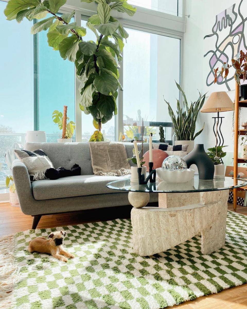 checkerboard rug yang artsy (instagram.com/hamburgerthegriff)