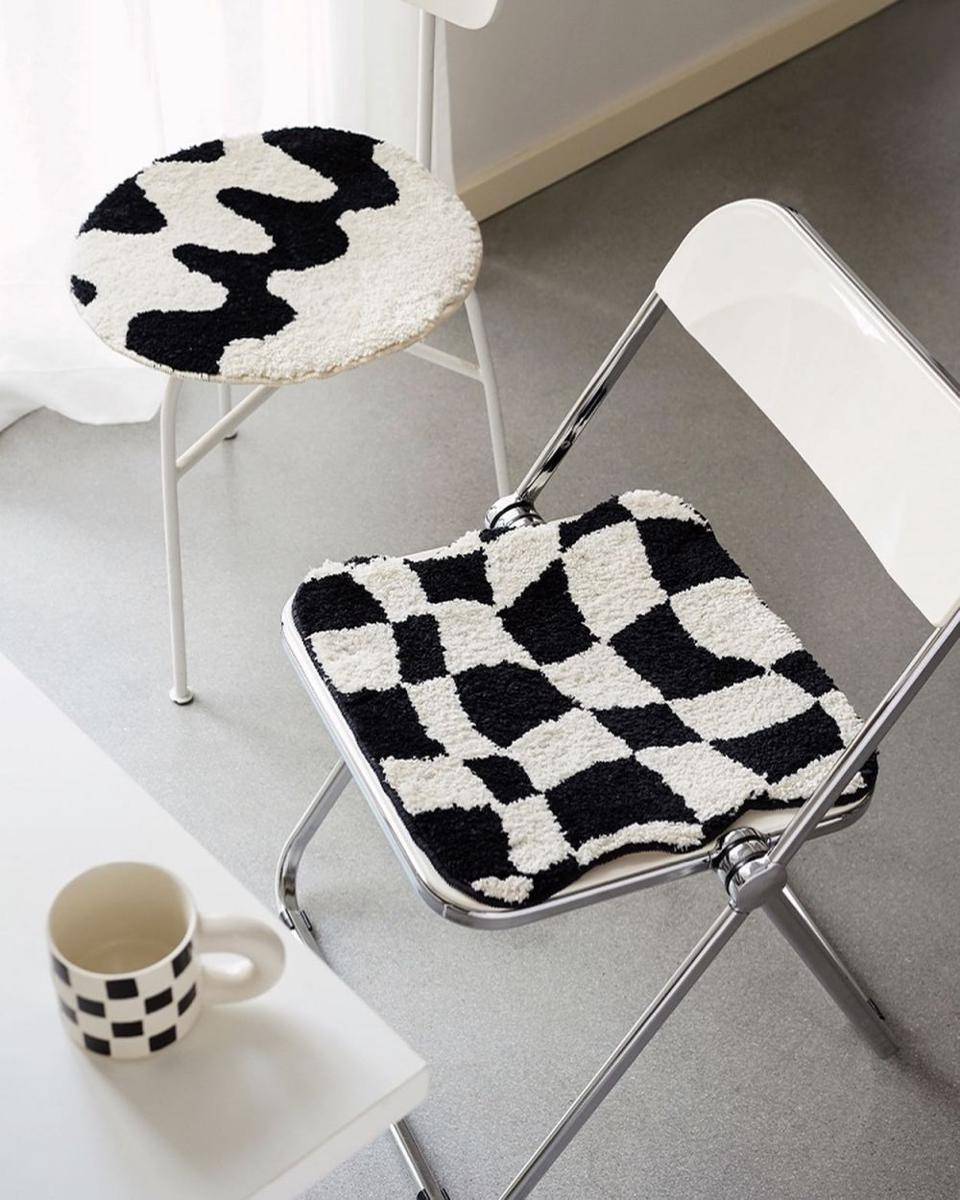checkered rug untuk bantalan kursi (instagram.com/heyude_official)