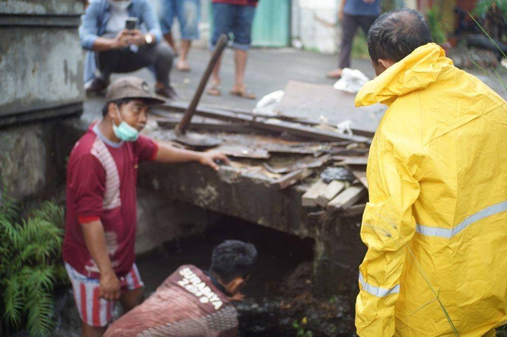 Wakil Wali Kota Surabaya, Armuji saat mengecek normalisasi saluran air di sepanjang jalan Dupak Surabaya, Rabu (6/4/2022). (dok. Diskominfo Kota Surabaya)