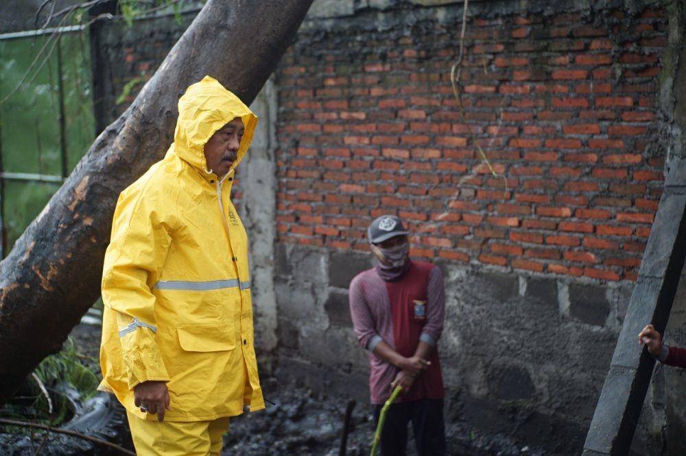 Wakil Wali Kota Surabaya, Armuji saat mengecek normalisasi saluran air di sepanjang jalan Dupak Surabaya, Rabu (6/4/2022). (dok. Diskominfo Kota Surabaya)