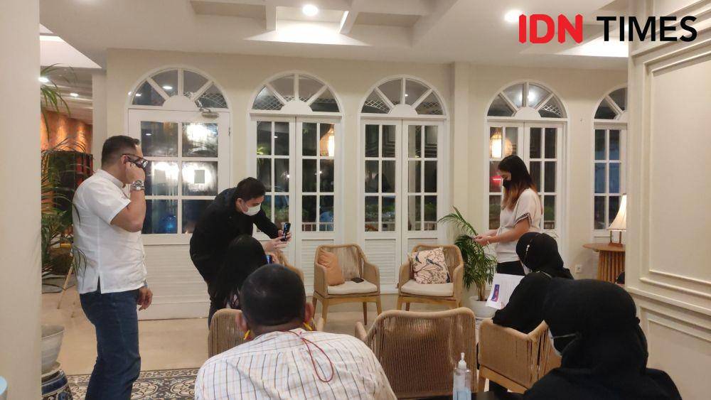Michael Andrian Sahono mendemonstrasikan efek AR AmrRamadan. (IDN Times/Alfonsus Adi Putra)