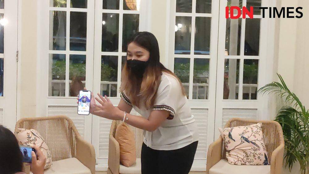 Ellen Livia mendemonstrasikan efek AR RANSmadan Run. (IDN Times/Alfonsus Adi Putra)