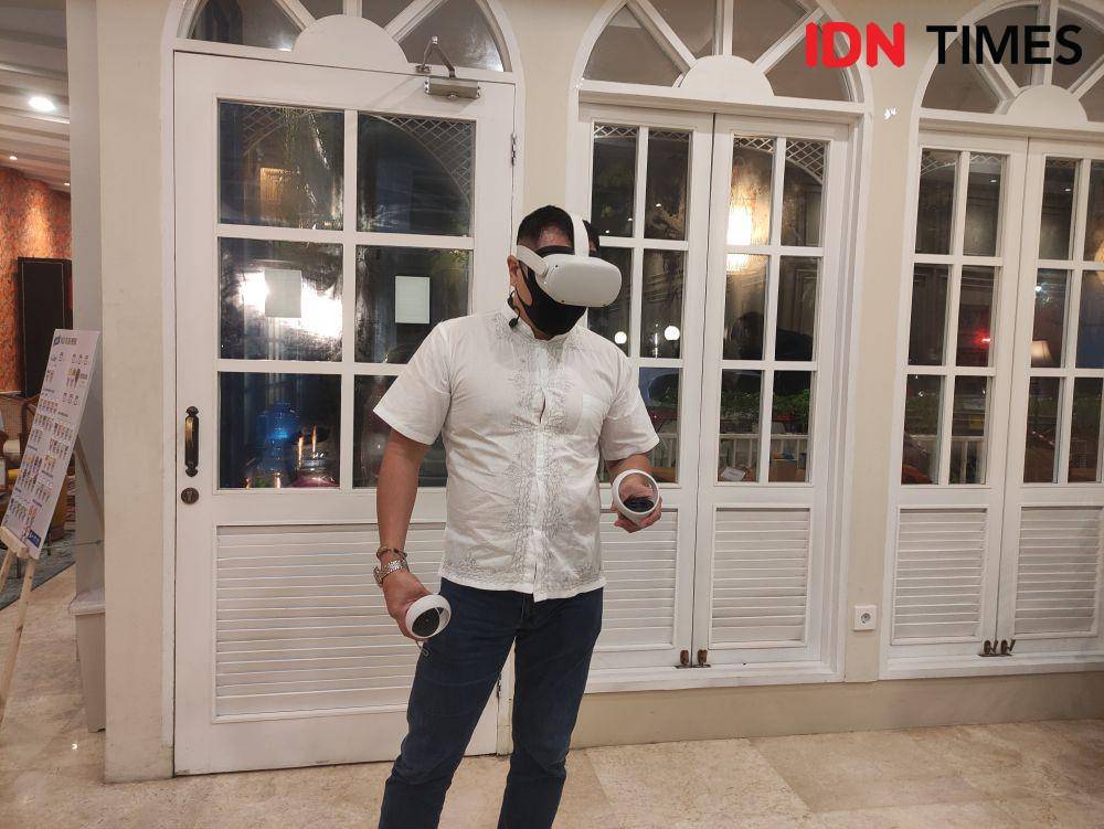 Country Director Meta Indonesia, Pieter Lydian, mendemonstrasikan VR dengan Oculus (IDN Times/Alfonsus Adi Putra)