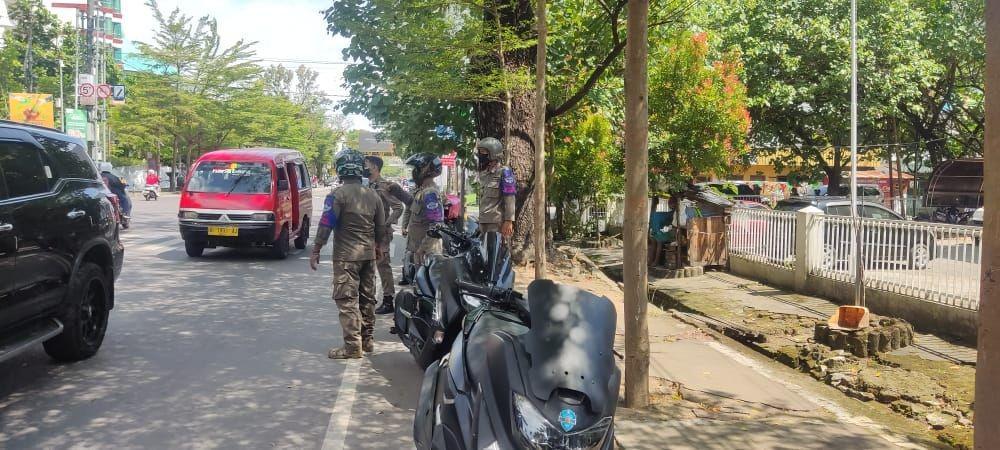 Petugas Satpol PP Makassar merazia anjal gepeng di bulan Ramadan. (Dok. Satpol PP Makassar)