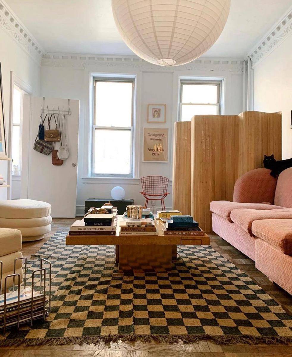 karpet checkerboard untuk ruang tengah (instagram.com/mattinamoderna)
