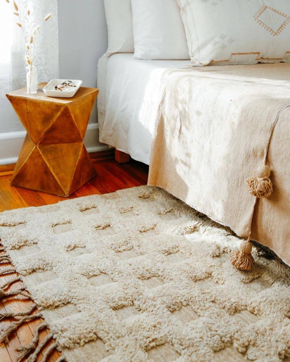 checkerboard rug warna oatmeal (instagram.com/ouiverugs)