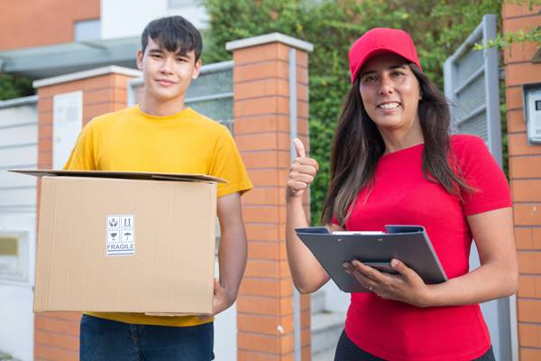 ilustrasi cara mengirim barang lewat J&T Express drop off (pexels.com/kindelmedia)