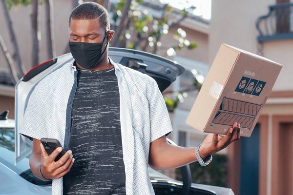 ilustrasi cara mengirim barang lewat J&T Express pick up (pexels.com/kindelmedia)