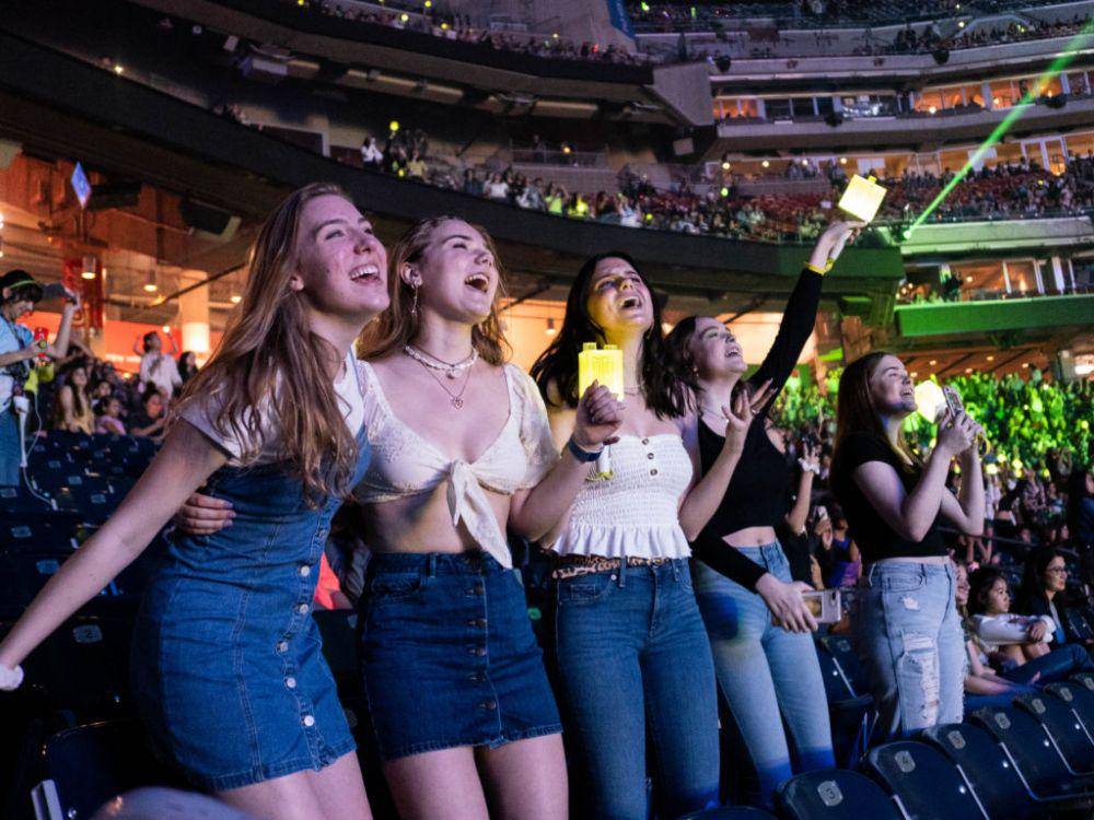 potret penonton konser NCT 127 di Houston Rodeo (papercitymag.com/F. Carter Smith)