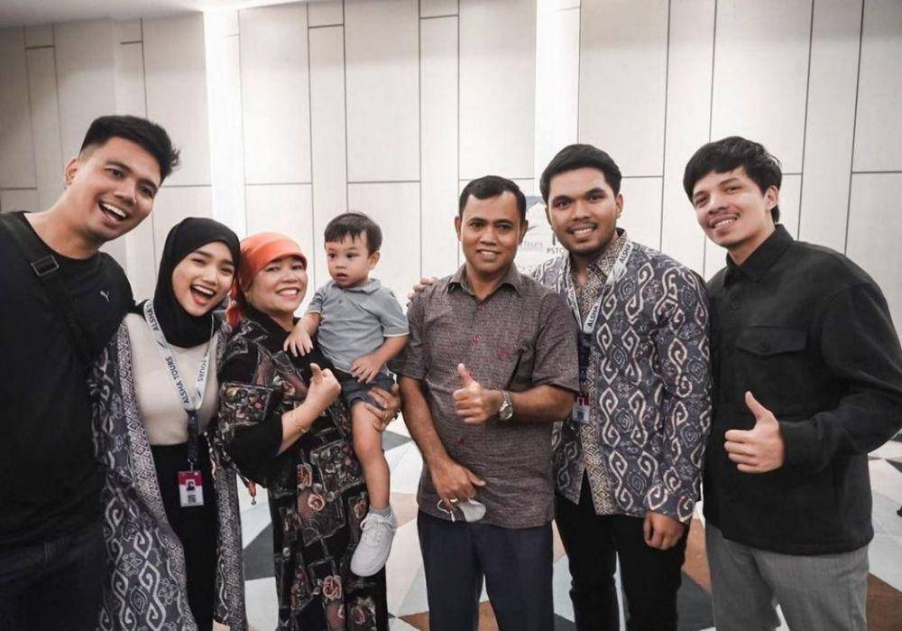 potret kebersamaan oma Dewi dan opah Faisal dengan artis (instagram.com/dewizuhriati)