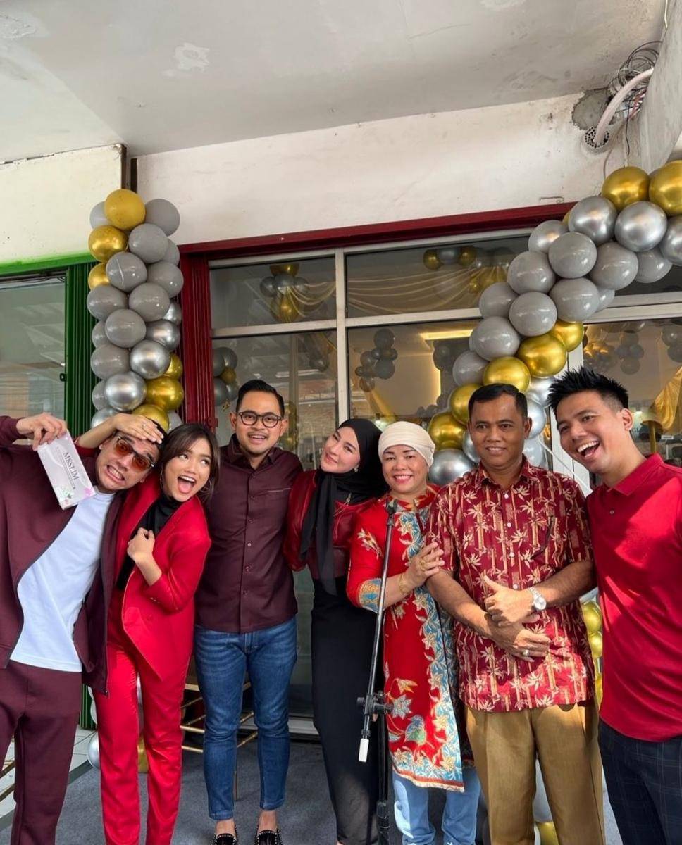 potret kebersamaan oma Dewi dan opah Faisal dengan artis (instagram.com/dewizuhriati)