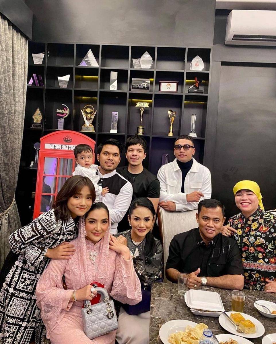 potret kebersamaan oma Dewi dan opah Faisal dengan artis (instagram.com/dewizuhriati)