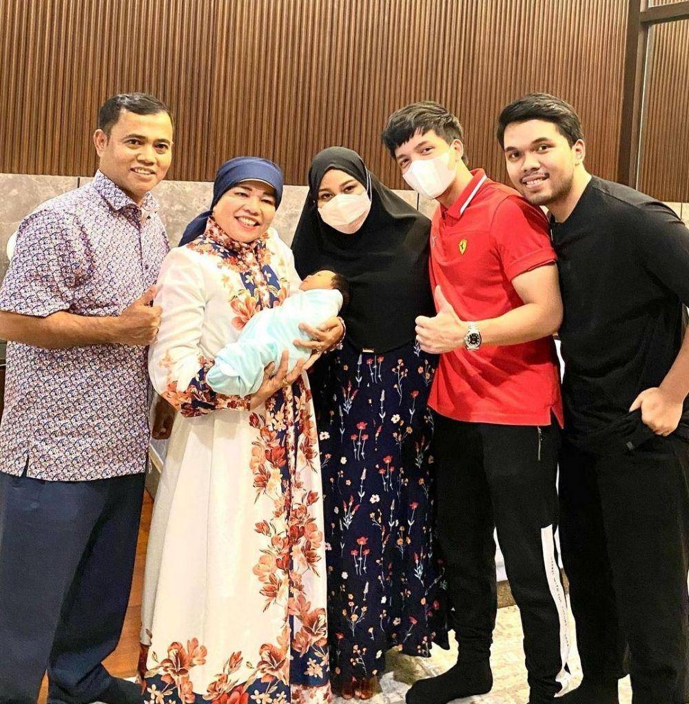 potret kebersamaan oma Dewi dan opah Faisal dengan artis (instagram.com/dewizuhriati)
