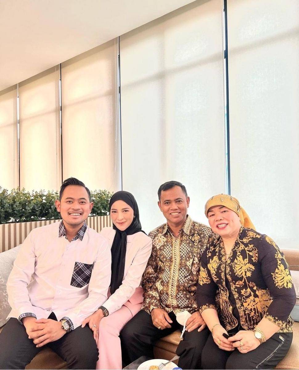 potret kebersamaan oma Dewi dan opah Faisal dengan artis (instagram.com/dewizuhriati)