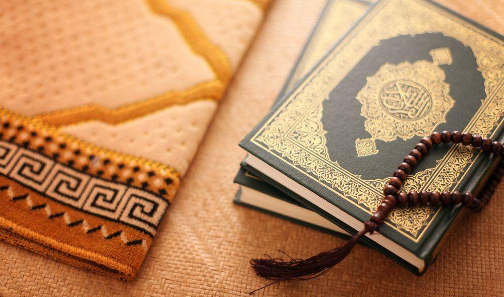 Kitab suci Al-Qur’an dan tasbih (Shutterstock/nvxstudios)