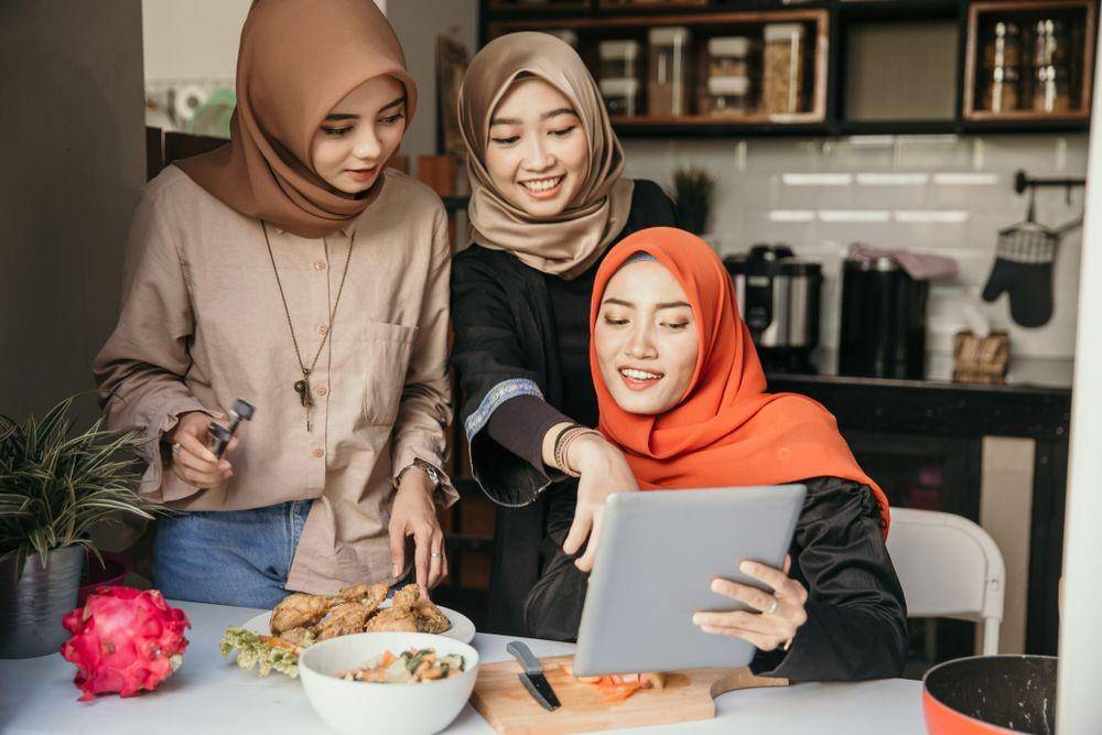 Ilustrasi tiga orang wanita yang produktif selama Ramadan (Shutterstock/Odua Images)
