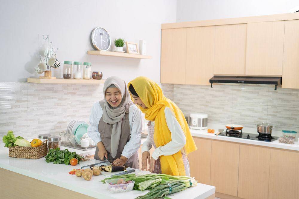 Ilustrasi sedang memasak menu buka puasa (Shutterstock/Odua Images)