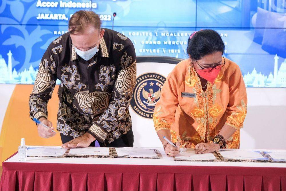 Penandatanganan nota kesepahaman (MoU) antara Kementerian Pariwisata dan Ekonomi Kreatif dengan Accor Group terkait penggunaan dan pemasaran produk ekonomi kreatif UMKM lokal. (dok. Kemenparekraf)