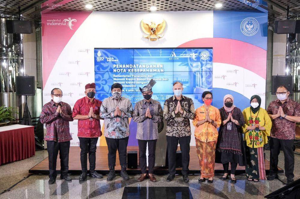 Penandatanganan nota kesepahaman (MoU) antara Kementerian Pariwisata dan Ekonomi Kreatif dengan Accor Group terkait penggunaan dan pemasaran produk ekonomi kreatif UMKM lokal. (dok. Kemenparekraf)
