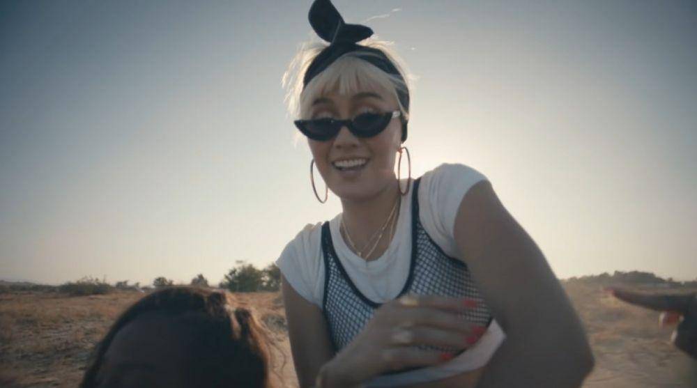 agnes yang tampak nyaman dengan penampilannya (youtube.com/AGNEZ MO)