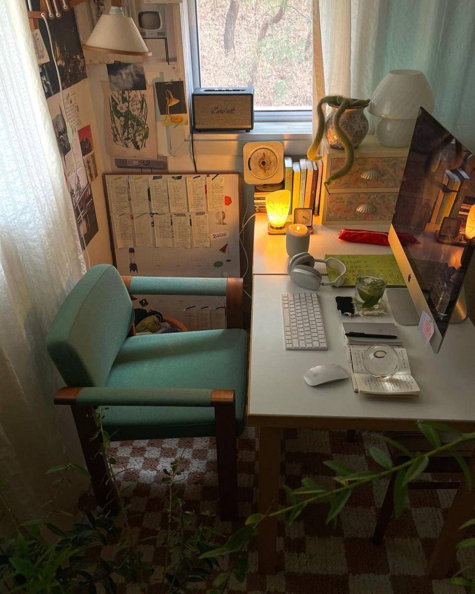 karpet checkerboard di bawah meja belajar (instagram.com/yejinmoon_)