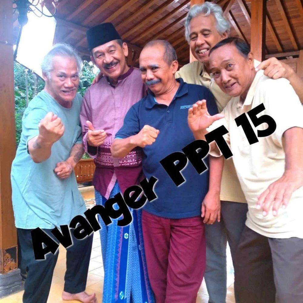 Tio Pangkusadewo dan kru hingga pemain sinetron Para Pencari Tuhan 15 (Instagram.com/pksdw/)