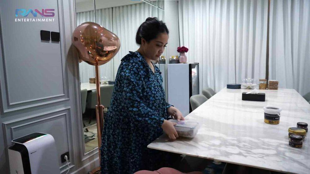 Nagita Slavina siapin bekal sahur Raffi Ahmad (Instagram.com/Rans Entertainment/)