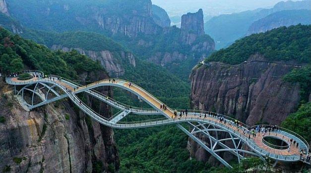 9 Pesona Jembatan Ruyi di Ketinggian Tebing, bak Berjalan di Langit